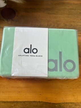 Alo Uplifting Yoga Block in Honeydew/Silver